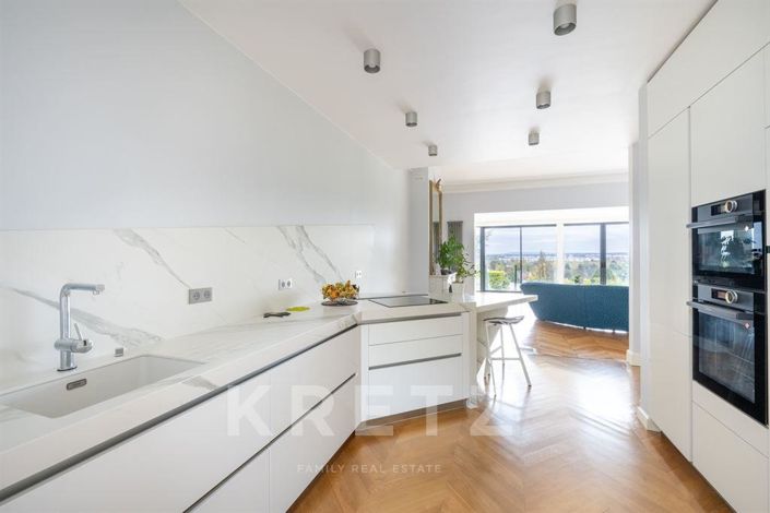 Image No.7-7 Bed House for sale