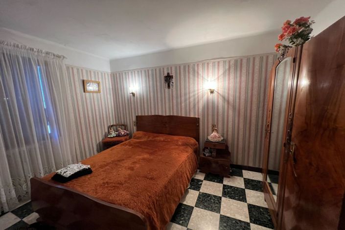 Image No.7-4 Bed House for sale