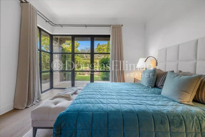 Image No.9-5 Bed House for sale