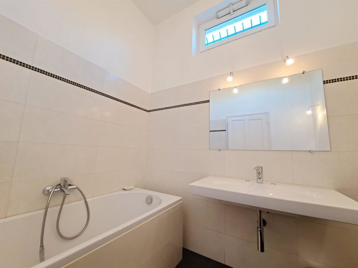 Image No.15-6 Bed House for sale