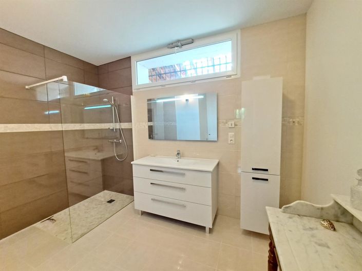 Image No.18-6 Bed House for sale