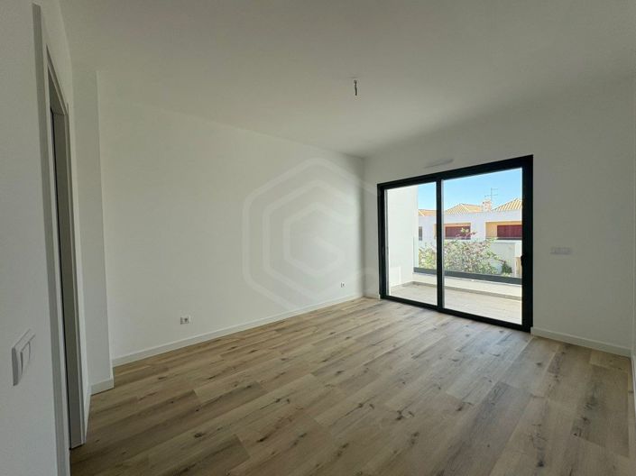 Image No.14-4 Bed House for sale