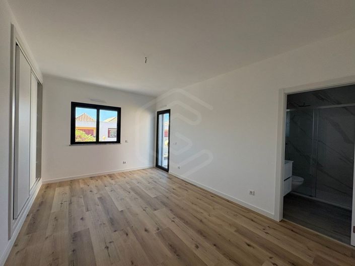 Image No.17-4 Bed House for sale