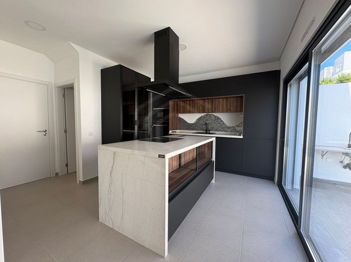 Image No.2-4 Bed House for sale