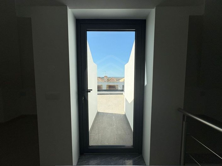Image No.24-4 Bed House for sale