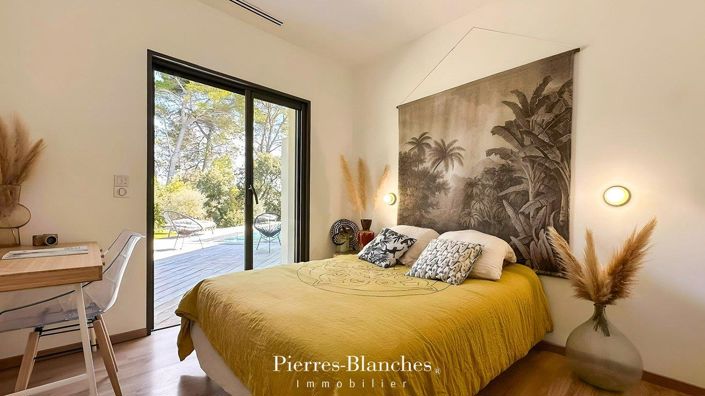 Image No.8-6 Bed House for sale