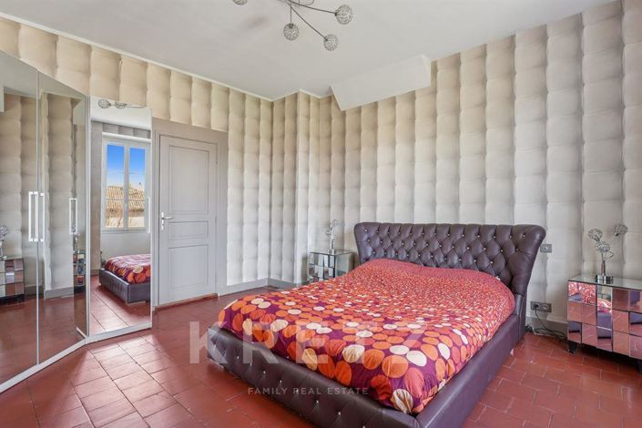 Image No.6-5 Bed House for sale