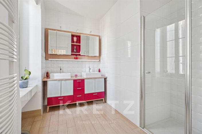 Image No.8-5 Bed House for sale