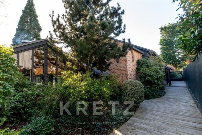 Image No.1-4 Bed Property for sale