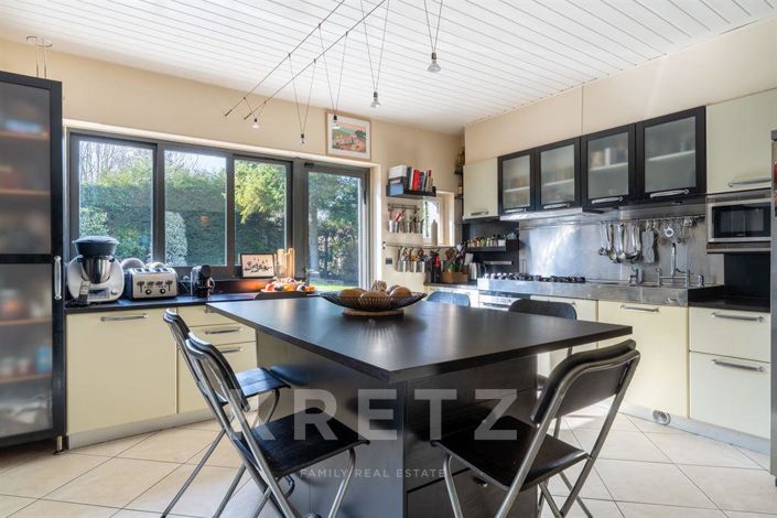 Image No.4-4 Bed Property for sale