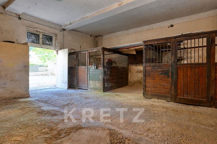 Image No.17-13 Bed Property for sale