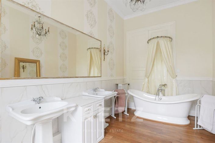 Image No.9-9 Bed Property for sale