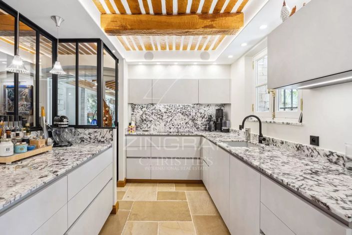 Image No.8-5 Bed House for sale