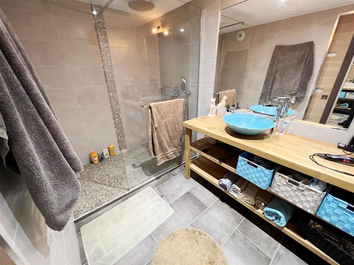 Image No.12-6 Bed House for sale