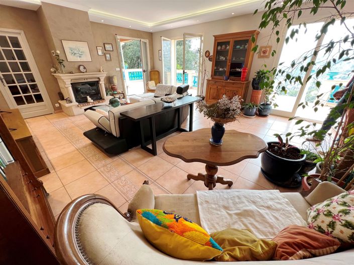 Image No.8-6 Bed House for sale