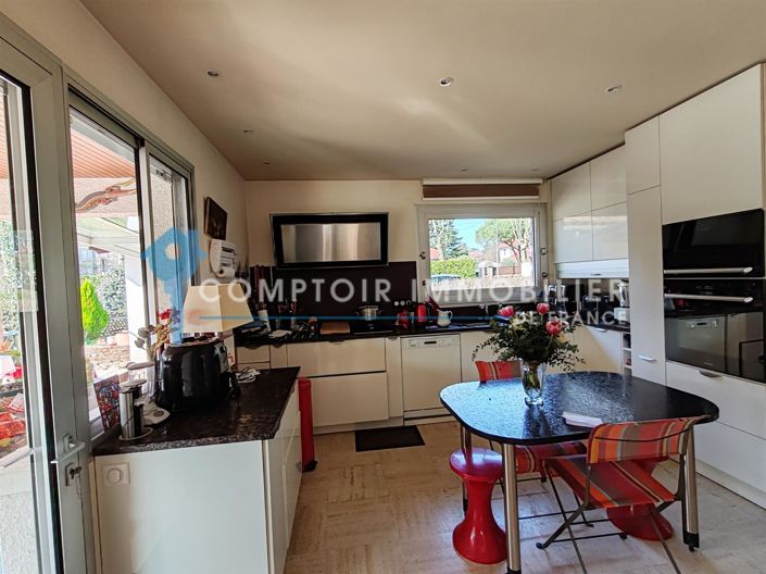 Image No.8-4 Bed House for sale