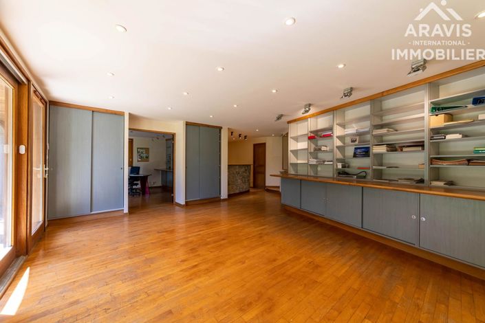 Image No.20-6 Bed House for sale