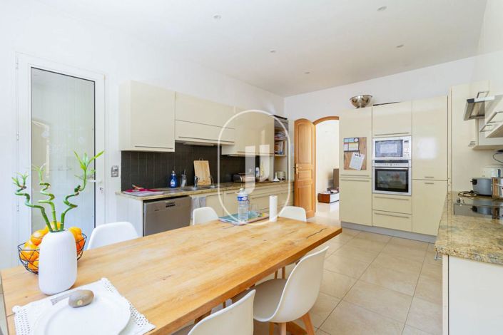 Image No.7-6 Bed House for sale