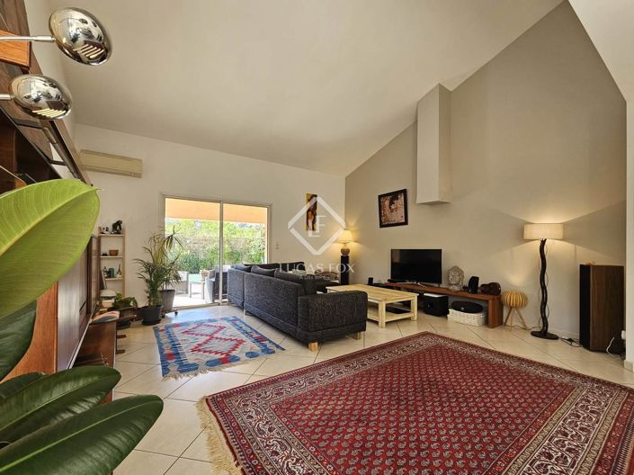 Image No.1-5 Bed House for sale