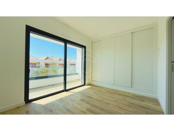 Image No.12-2 Bed House for sale