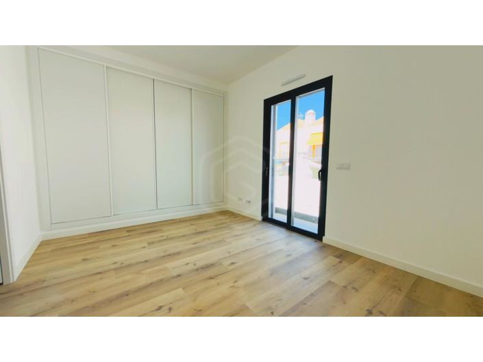 Image No.18-2 Bed House for sale