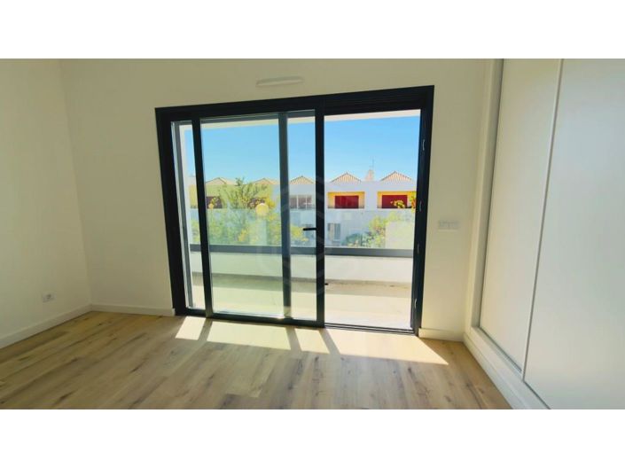 Image No.16-2 Bed House for sale