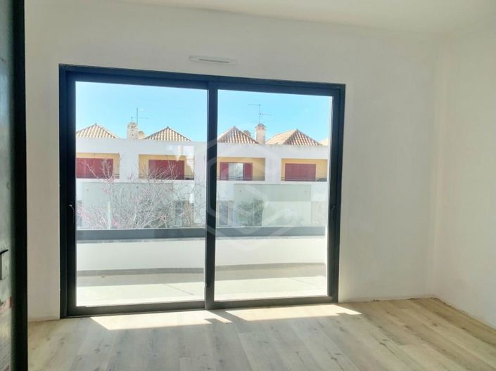 Image No.8-2 Bed House for sale