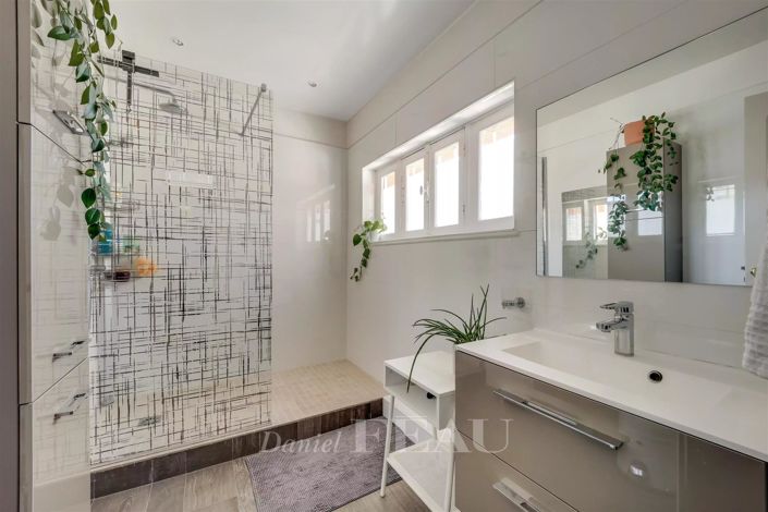 Image No.16-5 Bed House for sale