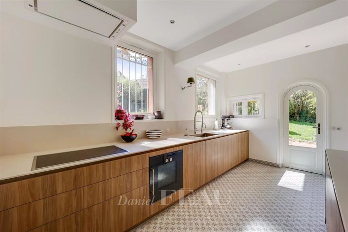 Image No.9-5 Bed House for sale