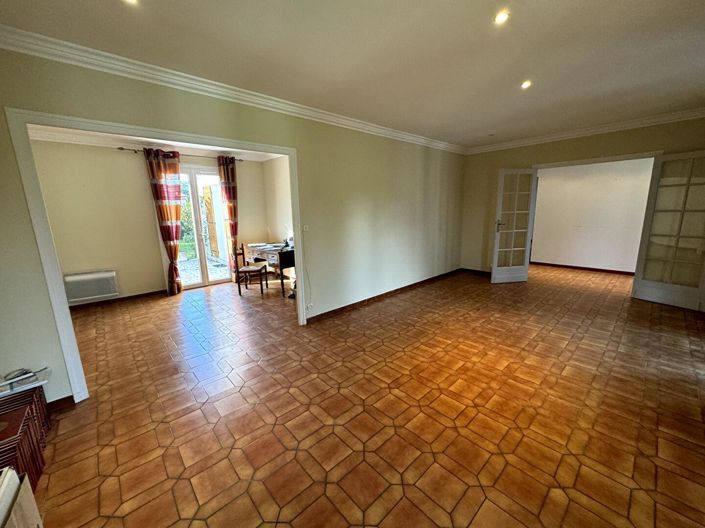 Image No.12-6 Bed House for sale