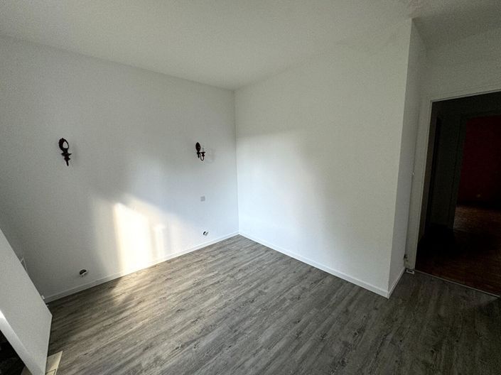 Image No.17-6 Bed House for sale