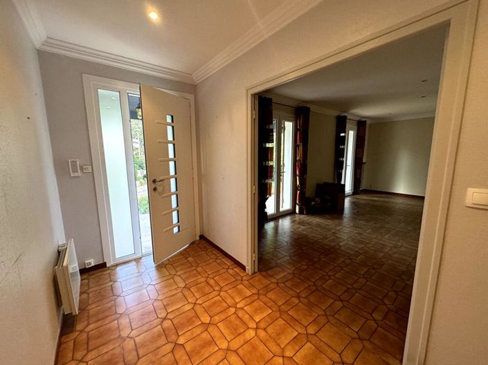 Image No.8-6 Bed House for sale