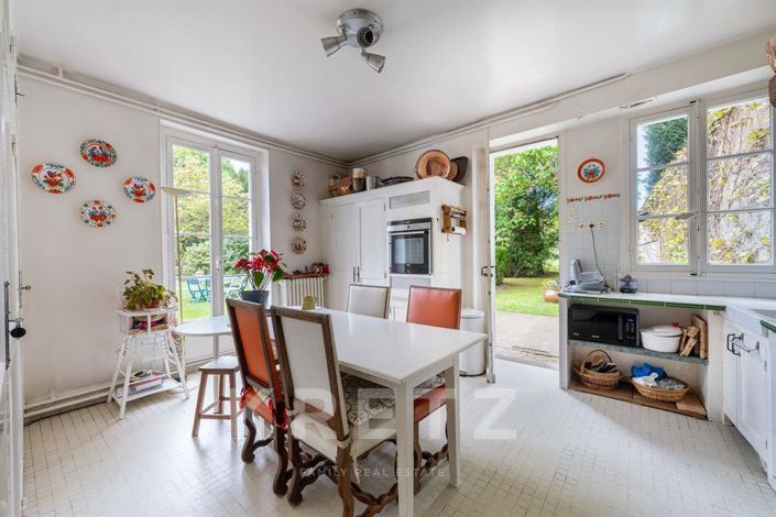 Image No.5-10 Bed House for sale