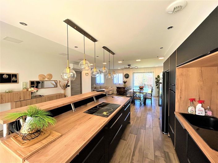 Image No.1-4 Bed House for sale