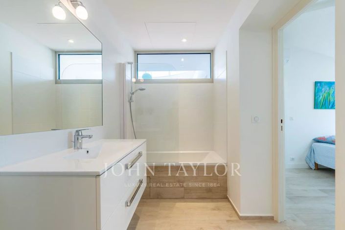 Image No.20-7 Bed House for sale