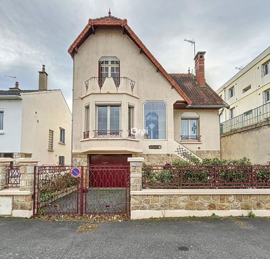 Montlu&#231;on, House