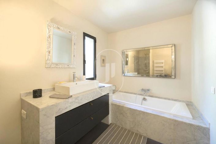 Image No.12-5 Bed House for sale