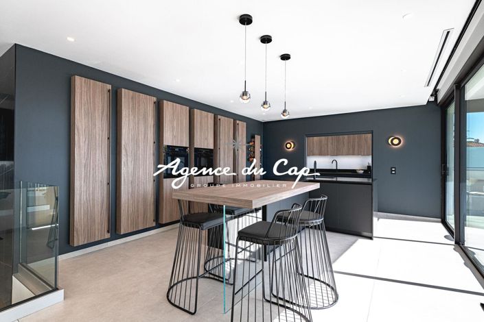 Image No.7-5 Bed Property for sale