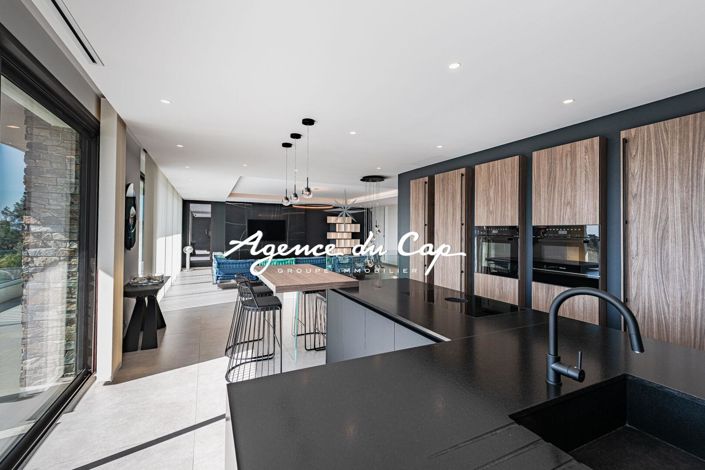 Image No.8-5 Bed Property for sale