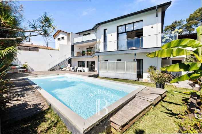Image No.1-4 Bed House for sale