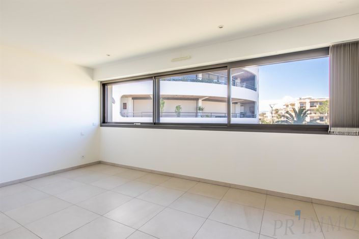 Image No.17-5 Bed House for sale