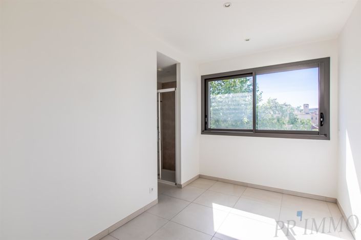 Image No.19-5 Bed House for sale