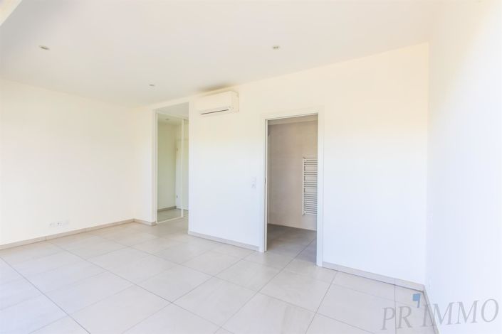 Image No.8-5 Bed House for sale