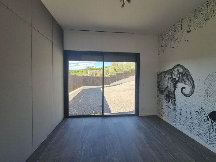 Image No.8-4 Bed House for sale