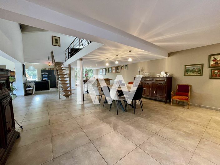 Image No.1-4 Bed House for sale