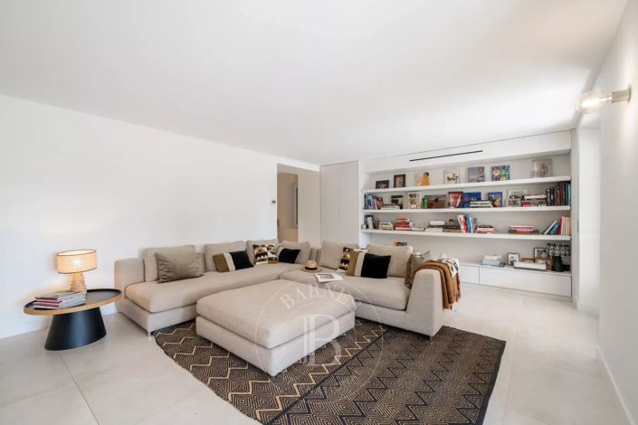 Image No.15-5 Bed House for sale