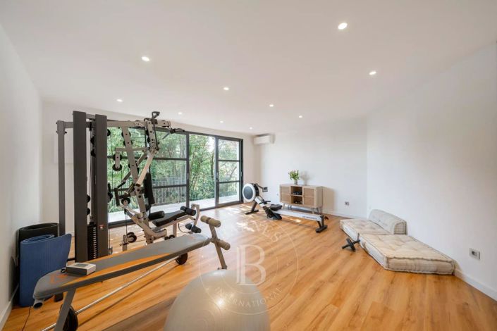 Image No.18-5 Bed House for sale