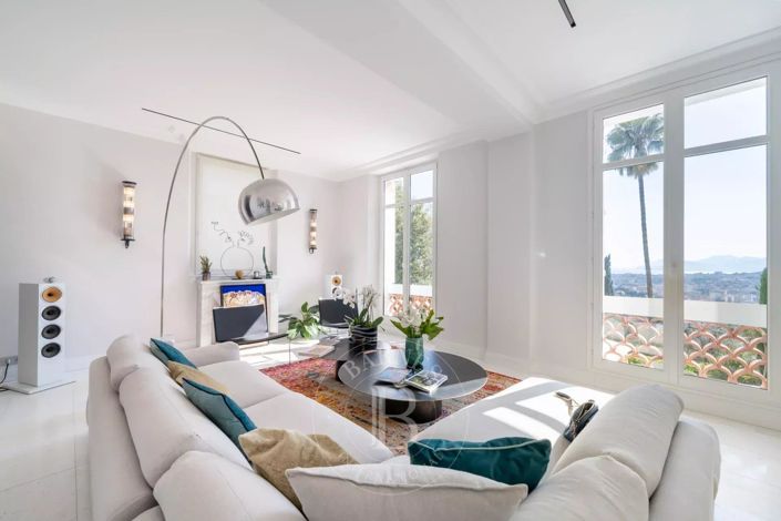 Image No.8-5 Bed House for sale