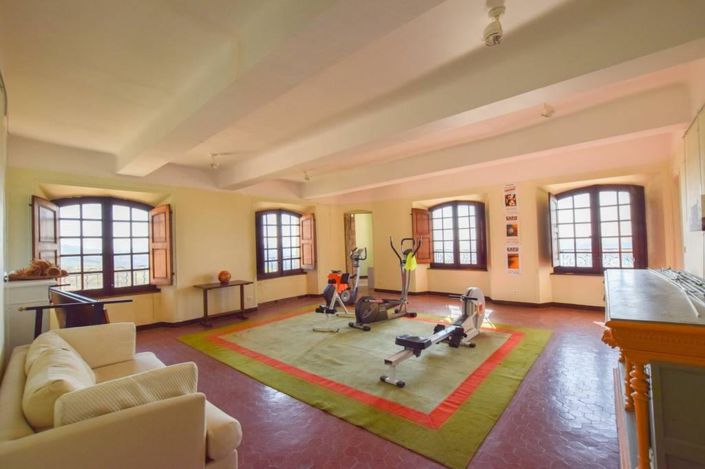 Image No.24-23 Bed Property for sale