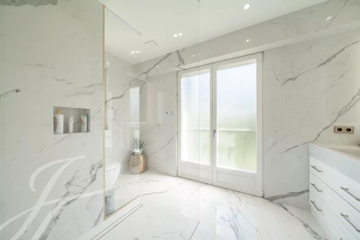 Image No.24-6 Bed House for sale